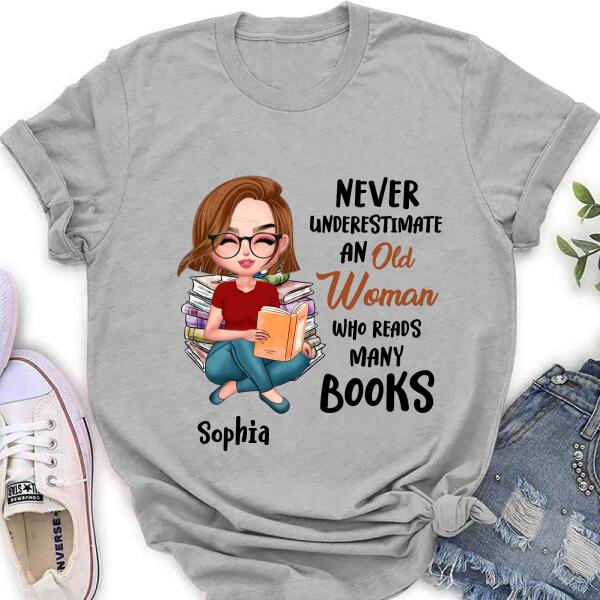 Personalized Custom Old Woman Books Shirt/Pullover Hoodie/Sweatshirt - Gift Idea For Books Lover - Never Underestimate An Old Woman Who Reads Many Books