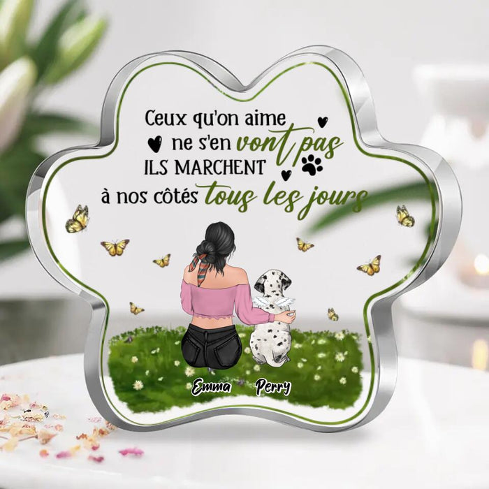 Custom Personalized Dog Mom Acrylic Plaque - Upto 4 Dogs/Cats - Mother's Day Gift Idea Dog/Cat Lovers - French Version - Ceux Qu'on Aime Ne S'en Vont Pas Ils Marchent À Nos Côtés Tous Les Jours