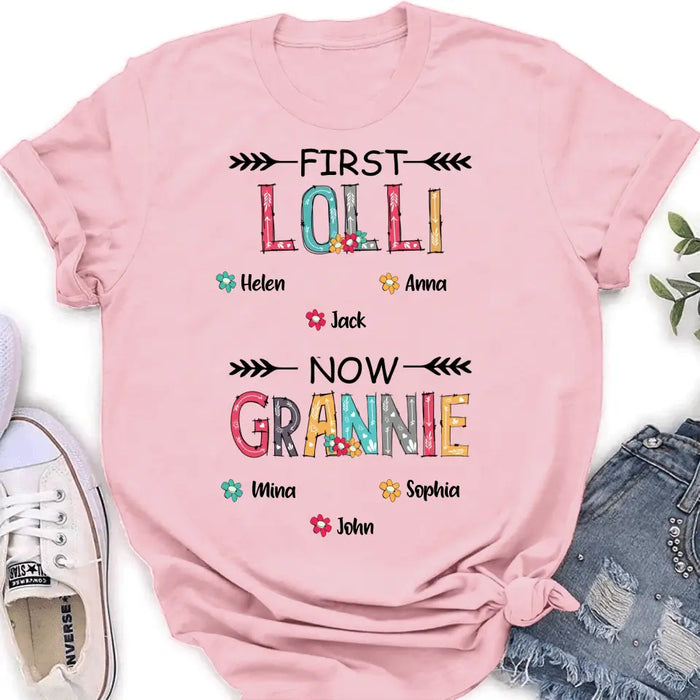 Custom Personalized Grandma T-shirt/ Long Sleeve/ Sweatshirt/ Hoodie - Upto 4 Kids And 8 Grandkids - Mother's Day Gift Idea for Grandma - First Mom Now Nana Kid And Grandkids Flower Pattern