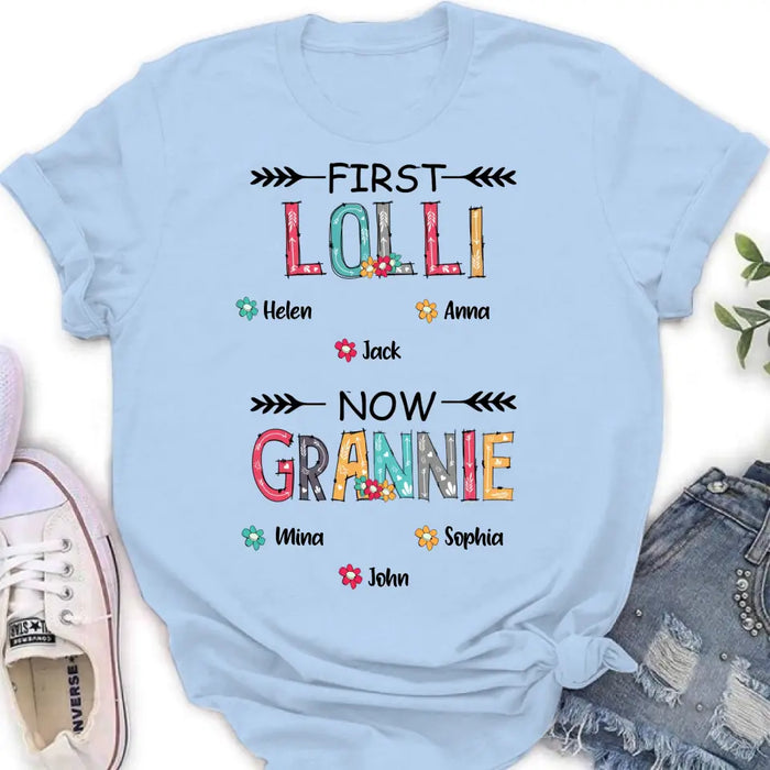 Custom Personalized Grandma T-shirt/ Long Sleeve/ Sweatshirt/ Hoodie - Upto 4 Kids And 8 Grandkids - Mother's Day Gift Idea for Grandma - First Mom Now Nana Kid And Grandkids Flower Pattern