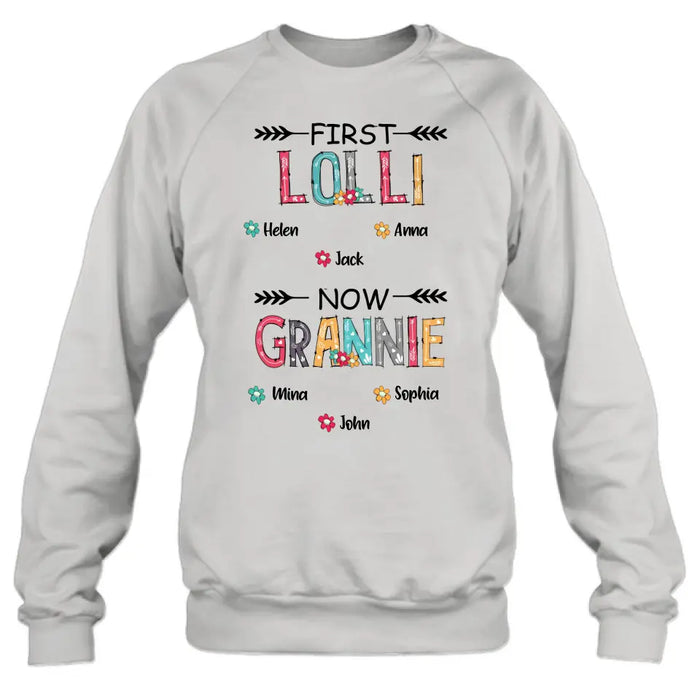 Custom Personalized Grandma T-shirt/ Long Sleeve/ Sweatshirt/ Hoodie - Upto 4 Kids And 8 Grandkids - Mother's Day Gift Idea for Grandma - First Mom Now Nana Kid And Grandkids Flower Pattern