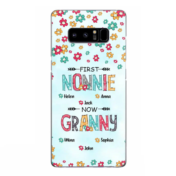 Custom Personalized Grandma Phone Case - Upto 4 Kids And 8 Grandkids - Mother's Day Gift Idea for Grandma - First Mom Now Nana Kid And Grandkids Flower Pattern - Case For iPhone And Samsung