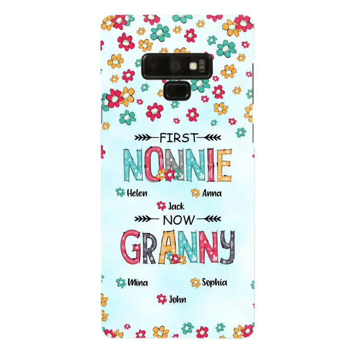 Custom Personalized Grandma Phone Case - Upto 4 Kids And 8 Grandkids - Mother's Day Gift Idea for Grandma - First Mom Now Nana Kid And Grandkids Flower Pattern - Case For iPhone And Samsung