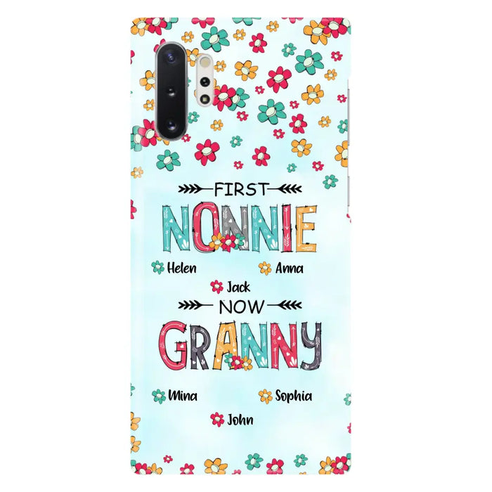 Custom Personalized Grandma Phone Case - Upto 4 Kids And 8 Grandkids - Mother's Day Gift Idea for Grandma - First Mom Now Nana Kid And Grandkids Flower Pattern - Case For iPhone And Samsung