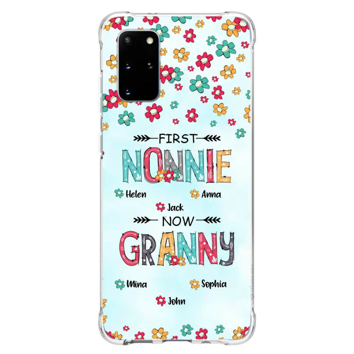 Custom Personalized Grandma Phone Case - Upto 4 Kids And 8 Grandkids - Mother's Day Gift Idea for Grandma - First Mom Now Nana Kid And Grandkids Flower Pattern - Case For iPhone And Samsung