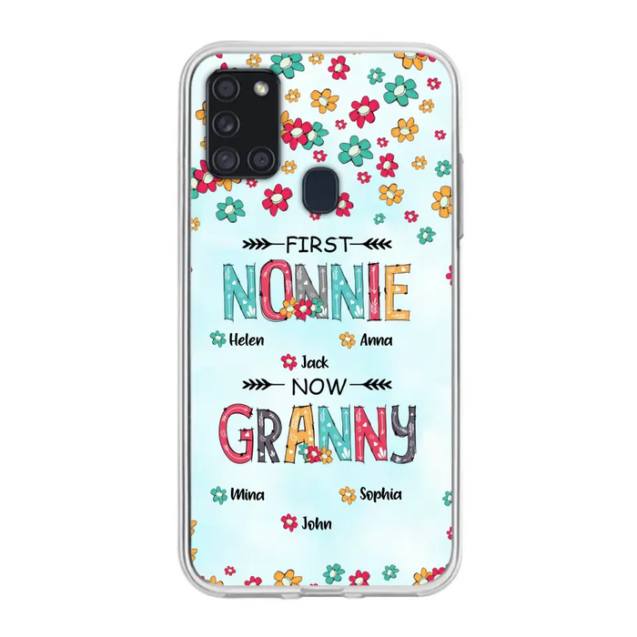 Custom Personalized Grandma Phone Case - Upto 4 Kids And 8 Grandkids - Mother's Day Gift Idea for Grandma - First Mom Now Nana Kid And Grandkids Flower Pattern - Case For iPhone And Samsung