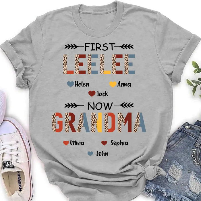 Personalized Grandma T-shirt/ Long Sleeve/ Sweatshirt/ Hoodie - Upto 4 Kids And 8 Grandkids - Mother's Day Gift Idea for Grandma - First Mom Now Nana Kid And Grandkids Flower Pattern