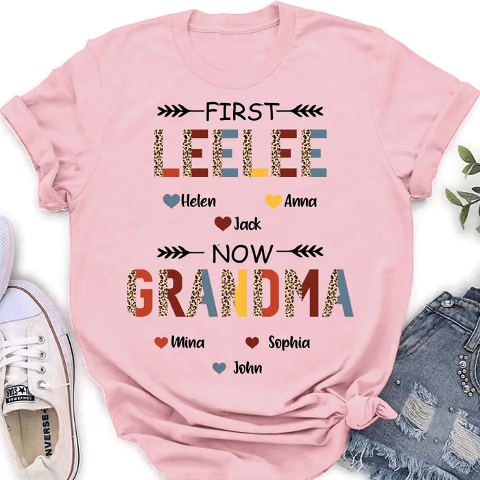 Personalized Grandma T-shirt/ Long Sleeve/ Sweatshirt/ Hoodie - Upto 4 Kids And 8 Grandkids - Mother's Day Gift Idea for Grandma - First Mom Now Nana Kid And Grandkids Flower Pattern