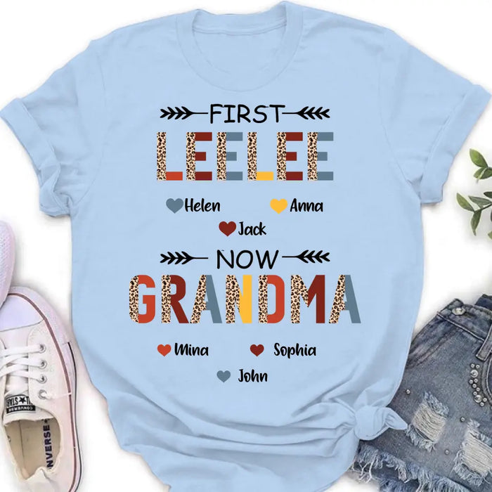 Personalized Grandma T-shirt/ Long Sleeve/ Sweatshirt/ Hoodie - Upto 4 Kids And 8 Grandkids - Mother's Day Gift Idea for Grandma - First Mom Now Nana Kid And Grandkids Flower Pattern