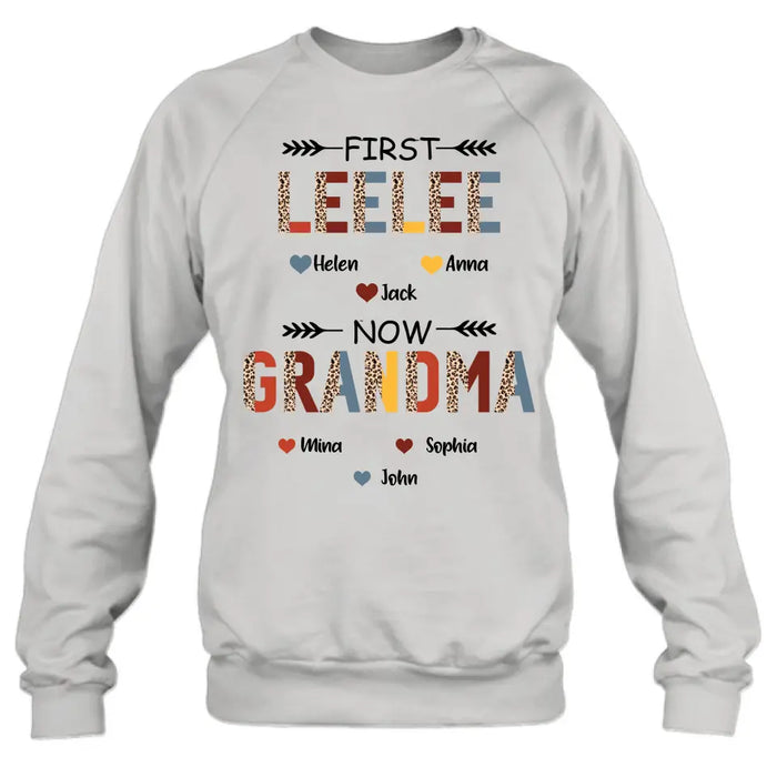 Personalized Grandma T-shirt/ Long Sleeve/ Sweatshirt/ Hoodie - Upto 4 Kids And 8 Grandkids - Mother's Day Gift Idea for Grandma - First Mom Now Nana Kid And Grandkids Flower Pattern