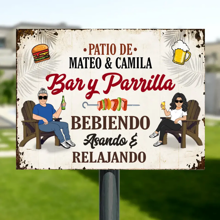 Custom Personalized Couple Metal Sign - Gift Idea For Couple/Mother's Day/Father's Day - Bar y Parrilla Bebiendo Asando & Relajando