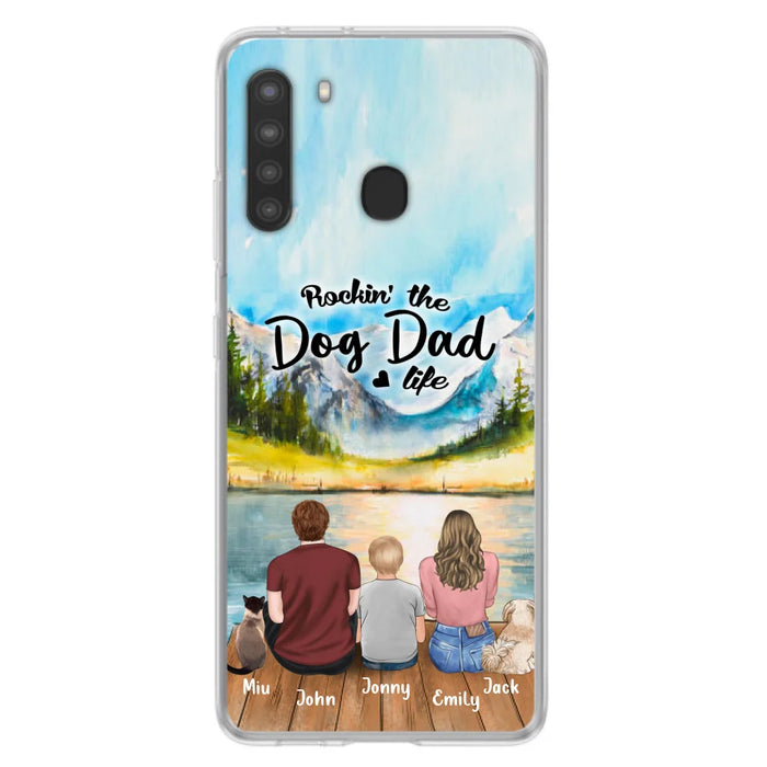 Custom Personalized Pet Couple Phone Case - Parent With 1 Kid And 2 Pets - Case For iPhone And Samsung