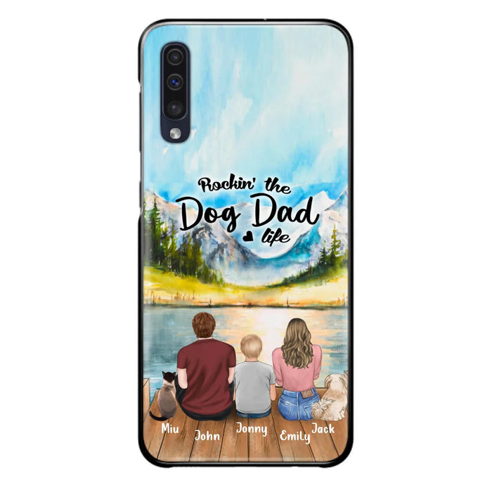 Custom Personalized Pet Couple Phone Case - Parent With 1 Kid And 2 Pets - Case For iPhone And Samsung